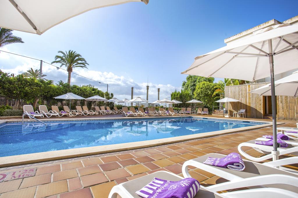 Be Live Experience Costa Palma piscina y hamacas