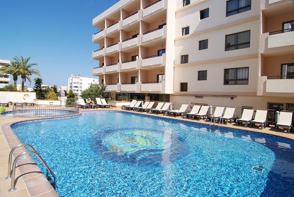 Invisa Hotel La Cala piscina