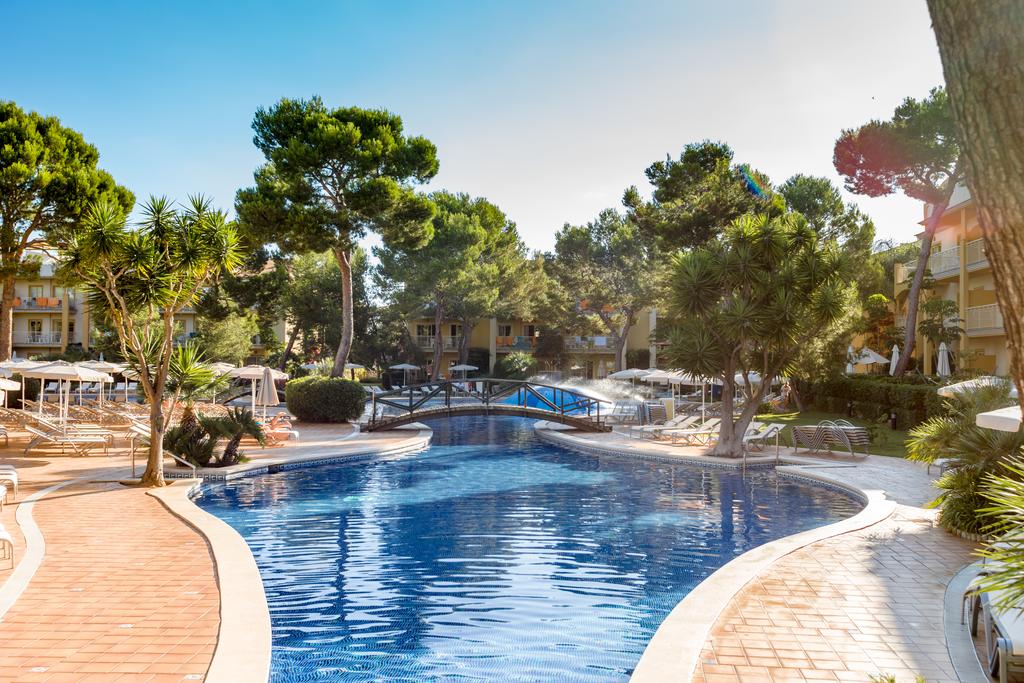 Zafiro Mallorca piscina y terraza